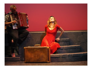 “Per la strada – mmiezz’ ‘a via”, diretto e interpretato da Lina Sastri, al Teatro Bellini di Napoli dall’11 al 13 maggio 2012