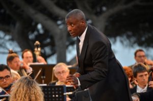 Wayne Marshall dirige l’Orchestra del Teatro Carlo Felice di Genova, il 21 luglio 2019 al Belvedere di Villa Rufolo  di Ravello