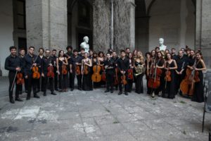 Marco Frisina dirige l’Orchestra Scarlatti Young, il 28 luglio 2021 nel Cortile delle Statue dell’Università Federico II di Napoli