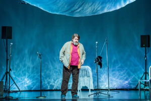 Giuseppe Battiston in “La valigia”, di Sergei Dovlatov, dal 23 al 26 febbraio 2023 al Teatro Nuovo di Napoli