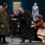 Recensione dello spettacolo “L’albergo dei poveri”, diretto e interpretato da Massimo Popolizio, al Teatro Mercadante di Napoli