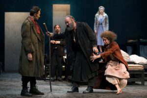 Recensione dello spettacolo “L’albergo dei poveri”, diretto e interpretato da Massimo Popolizio, al Teatro Mercadante di Napoli